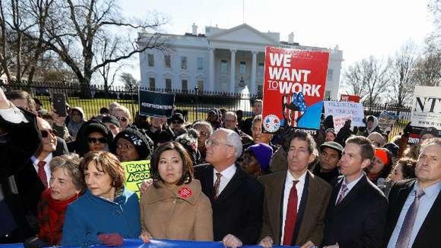 Manifestación de empleados públicos ante la Casa Blanca.