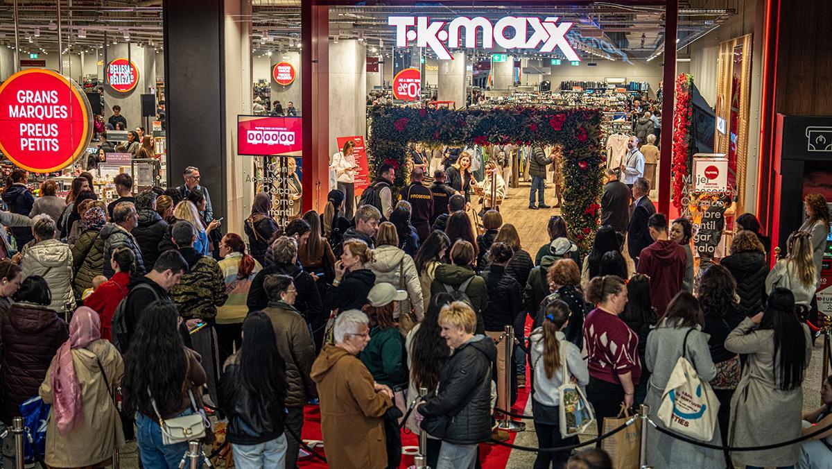 Furor y ofertas en el estreno de la primera tienda en Barcelona del outlet de grandes marcas TK-Maxx