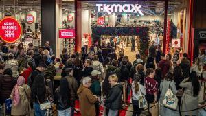 Furor y ofertas en el estreno de la primera tienda en Barcelona del outlet de grandes marcas TK-Maxx