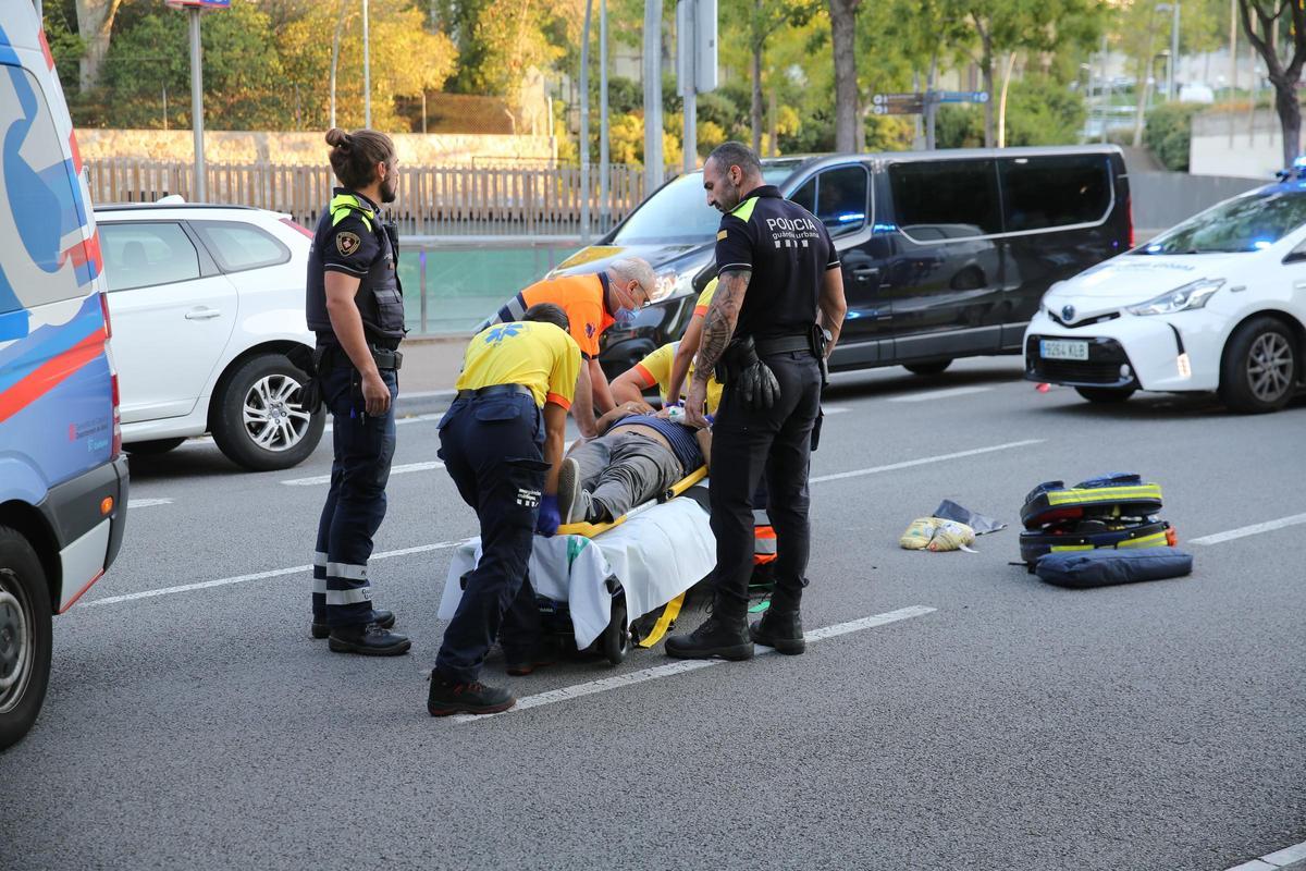 Motorista accidentado en una calle de Barcelona, en agosto de 2022