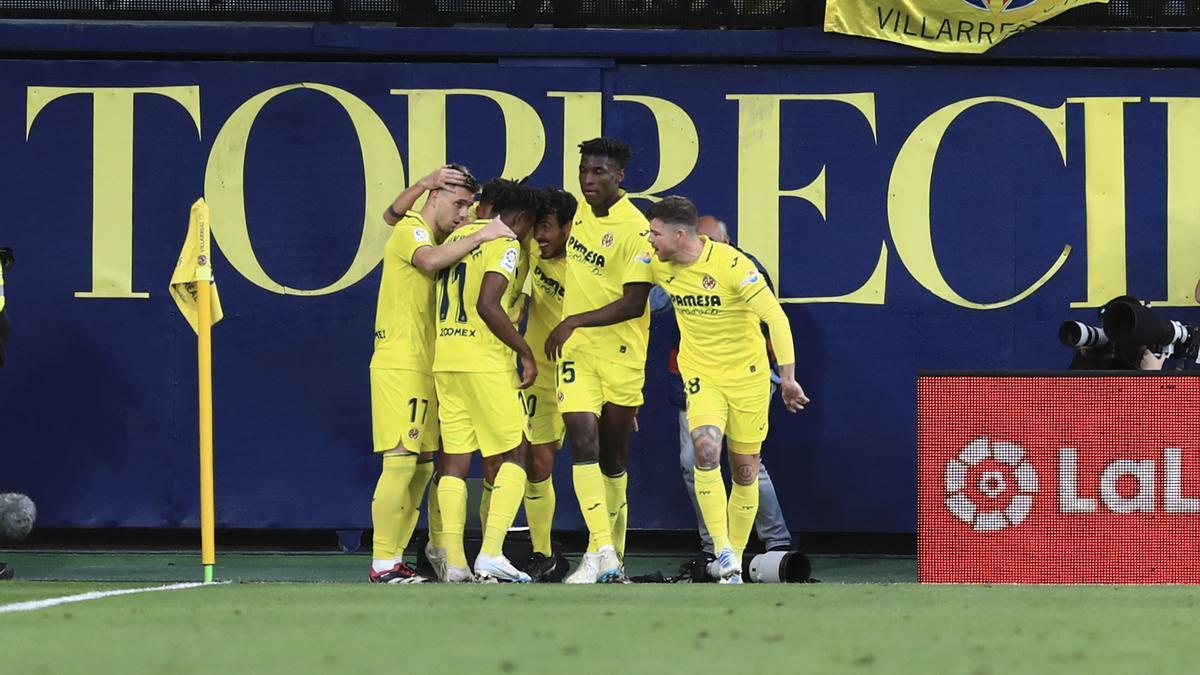 Los jugadores del Villarreal celebran ante la Real Sociedad.
