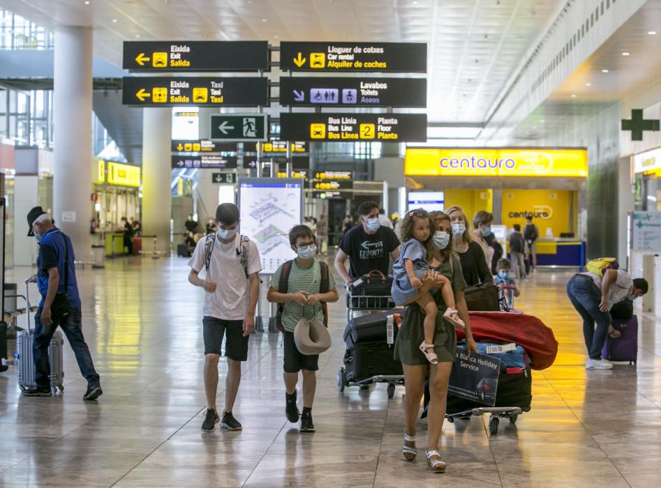 El aeropuerto estrena la temporada alta turística con 552 vuelos hasta el domingo y 60.000 pasajeros