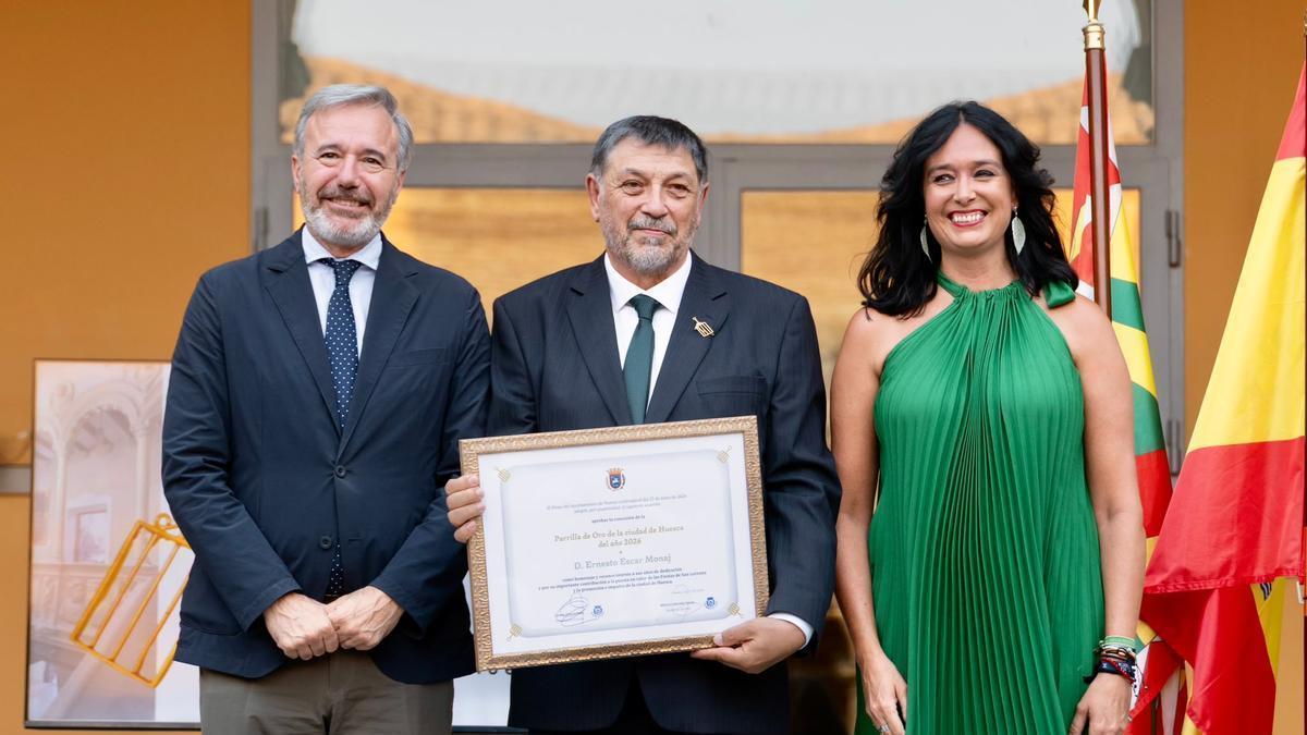Ernesto Escar, en el centro con la Parrilla de Oro junto a Lorena Orduna y Jorge Azcón.