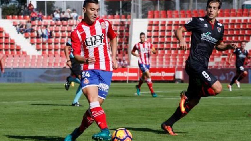 Borja García efectua una passada davant Íñigo Pérez en el triomf contra el Numància (3-0).