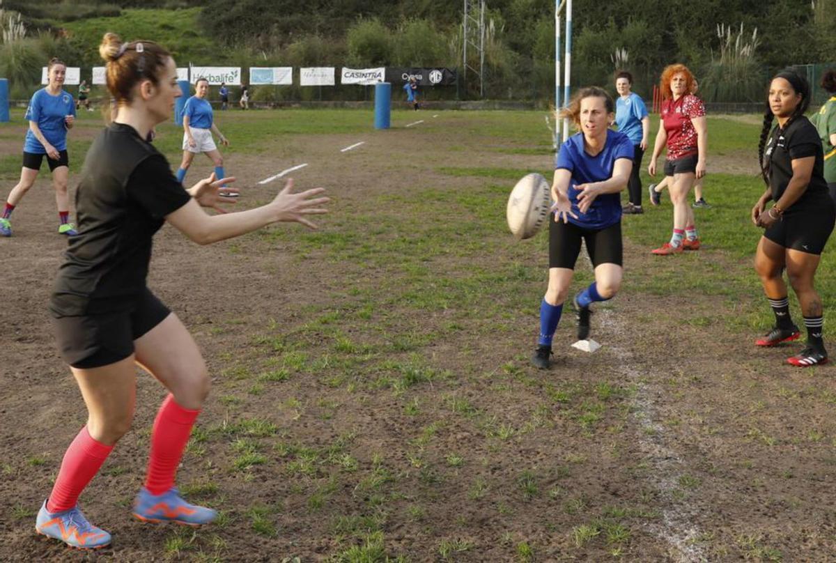 Claudia, de las «Madreñes», con el balón, durante un partido del mater series de Gijón, con sus compañeras, por la izquierdam Tamara, Lucía y Alba.  | Pablo Fernández