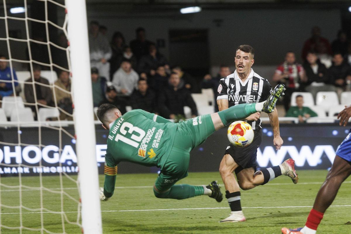 Una acción del partido entre el FC Cartagena y el Teruel disputado en el Cartagonova.