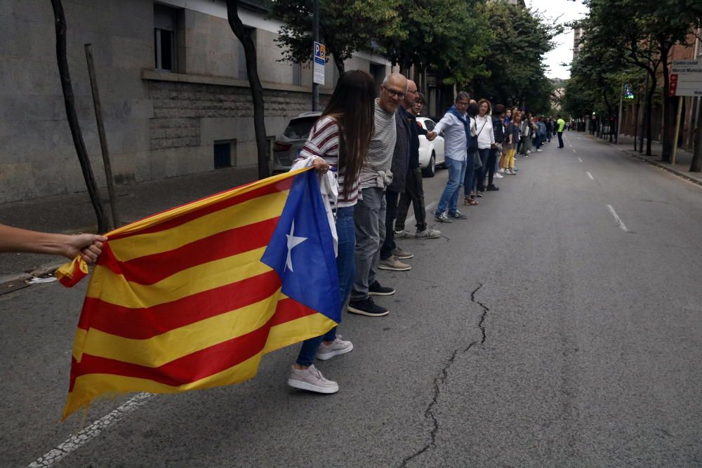 Milers de persones en la cadena humana de Sant Julià de Ramis a Aiguaviva per commemorar l'1-O