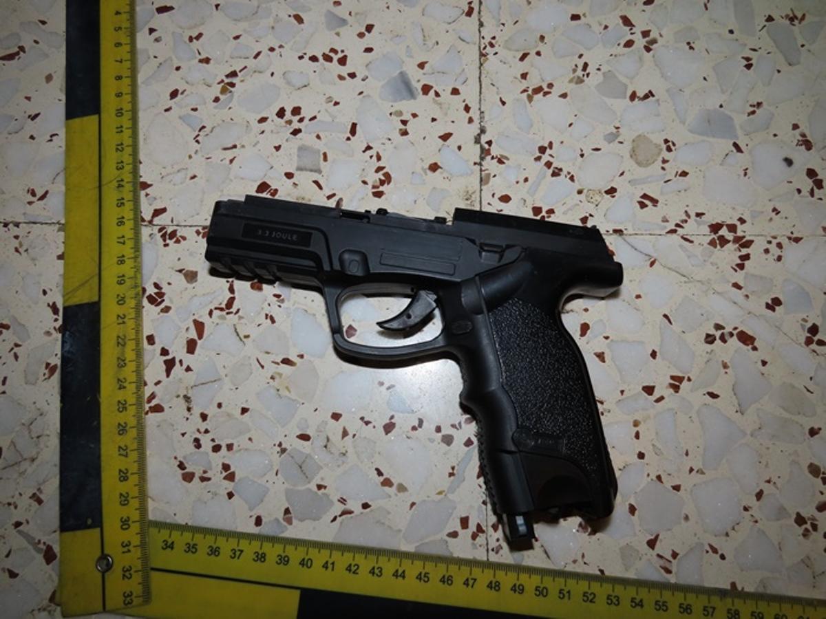 La Guardia Civil requisa en Priego de Córdoba drogas, dinero, tablets, televisores, armas blancas y de fuego simuladas