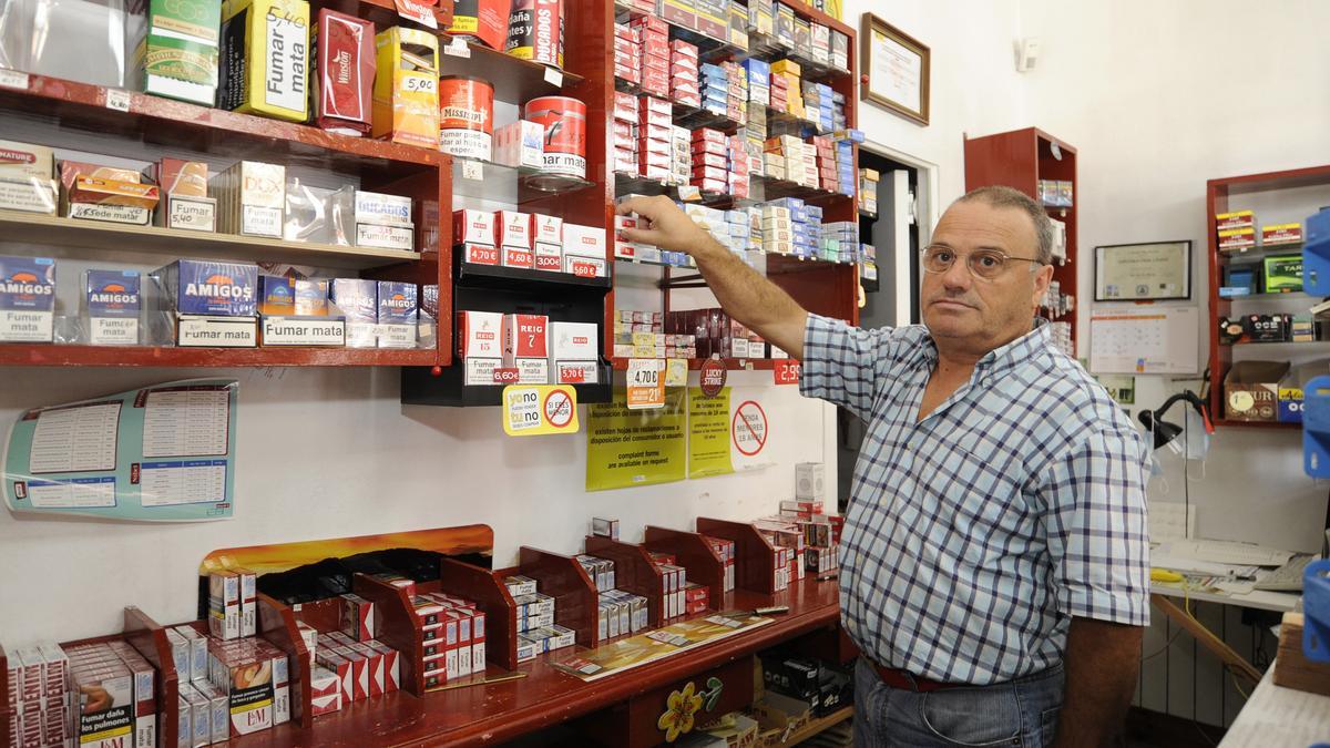 Gonzalo Otero, ayer, en su estanco de A Bandeira. // Bernabé/Javier Lalín