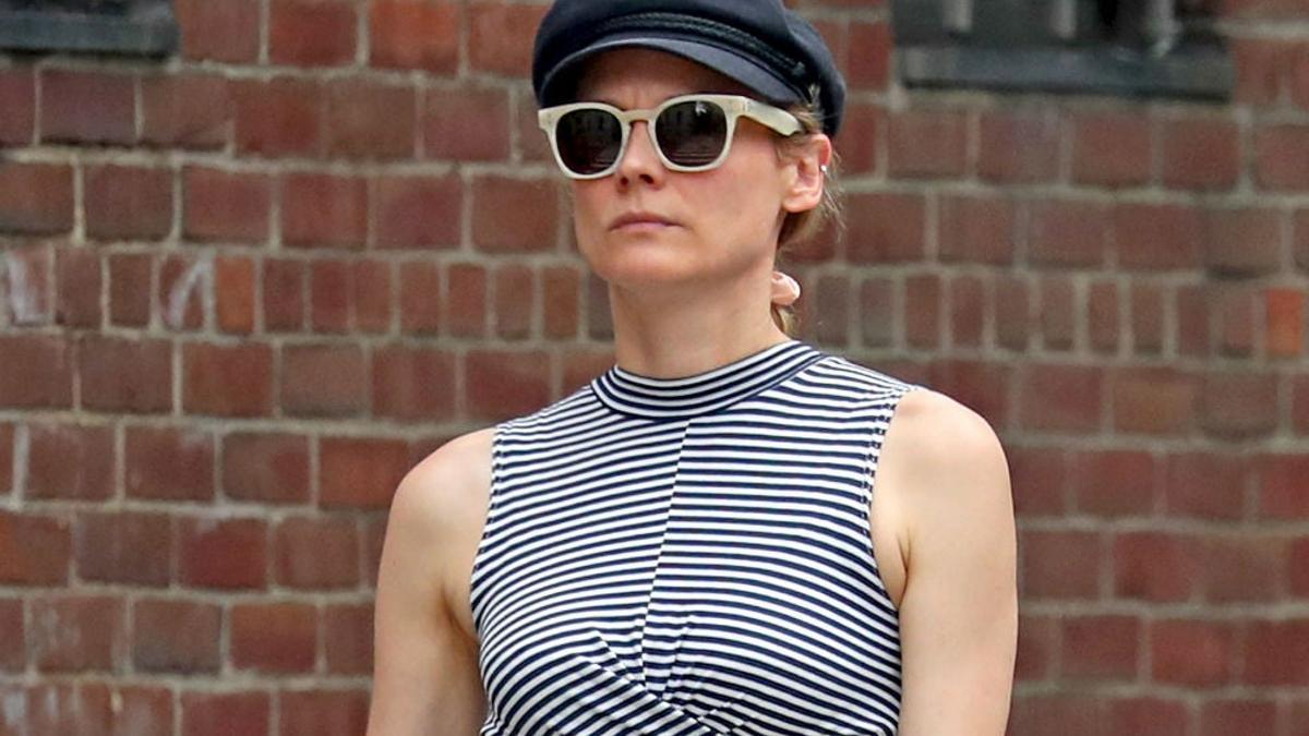 La actriz alemana Diane Kruger en Nueva York con un look estilo navy con un top corto y una boina azul marina