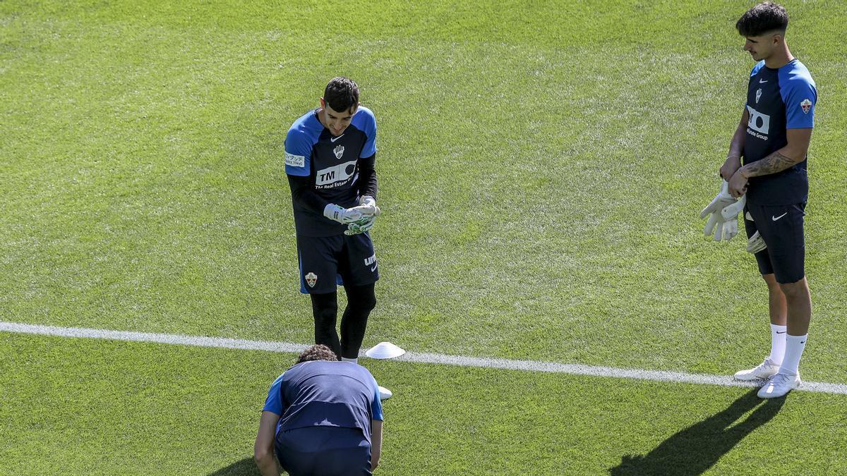 Edgar Badia y Jesús López, de pie, y Áxel Werner, agachado, durante el entrenamiento de este pasado miércoles