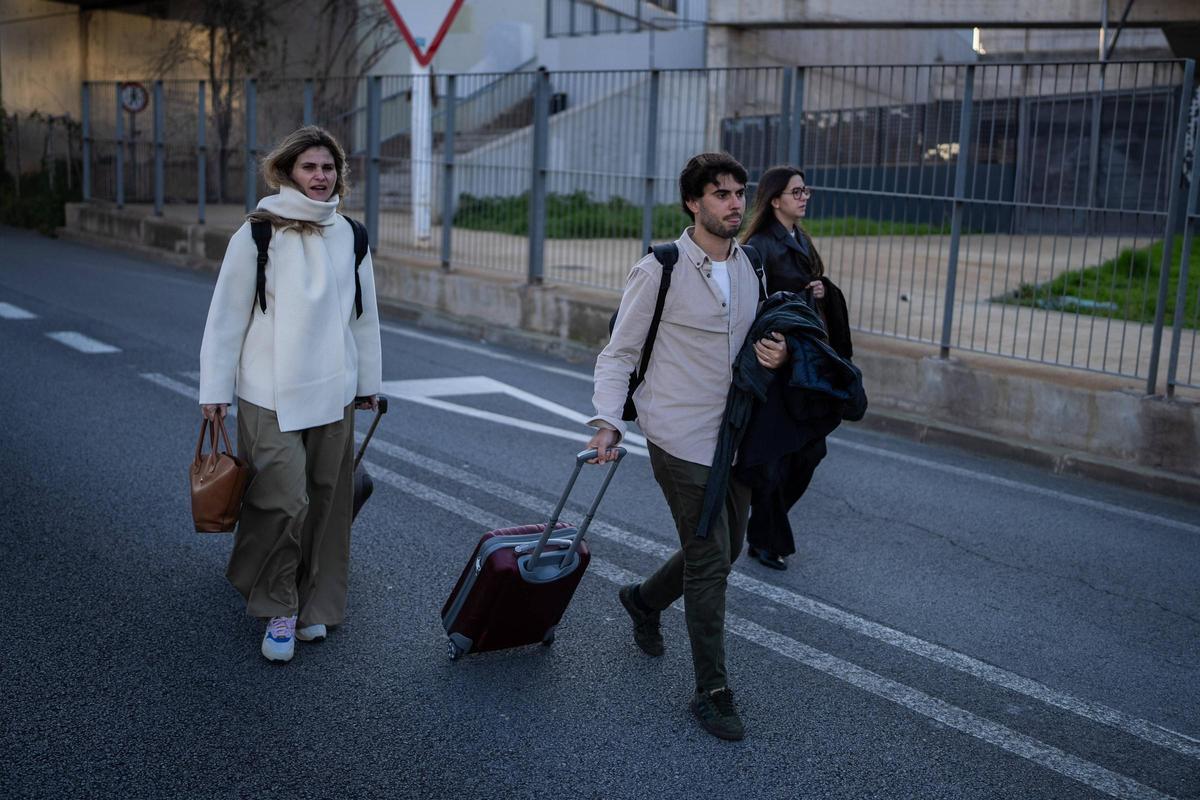 La protesta de profesores corta la B-20 a la altura de Finestrelles