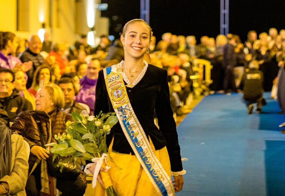 Los festeros de Benidorm homenajean a su patrona en la Ofrenda de Flores