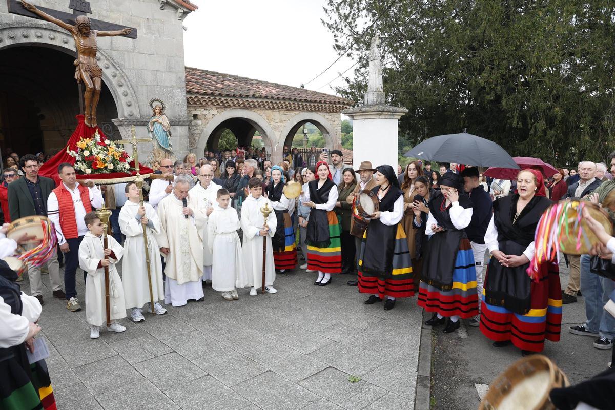 La procesión del Cristo de la Abadía de Cenero, en imágenes