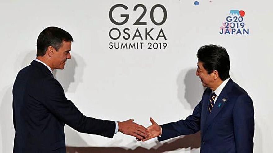 Sánchez, amb el primer ministre japonès, Shinzo Abe, a la cimera del G-20.