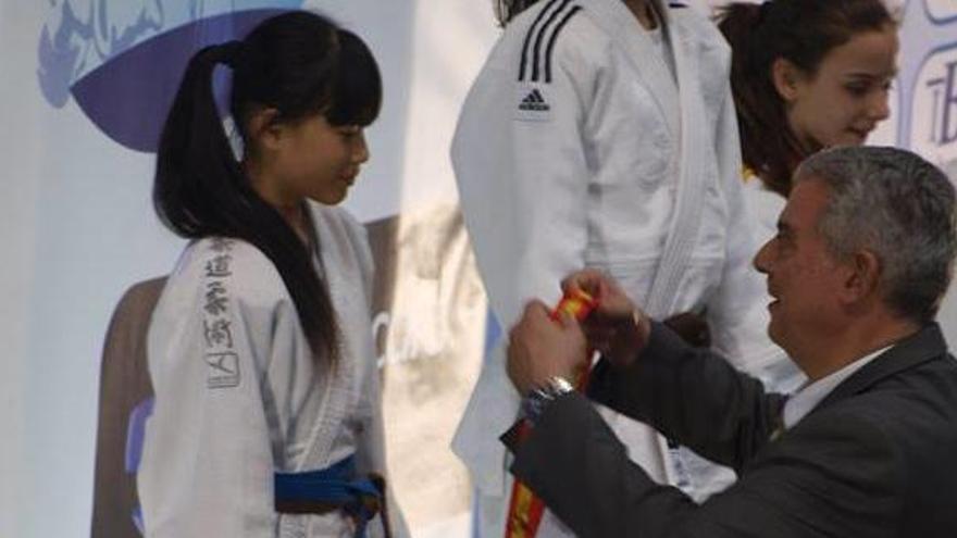 Raquel Jiang Sarmiento recibe la medalla de plata en el Nacional Infantil