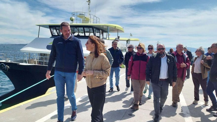 Los conselleiros de Cultura y de Medio Ambiente en una recien visita a Ons.