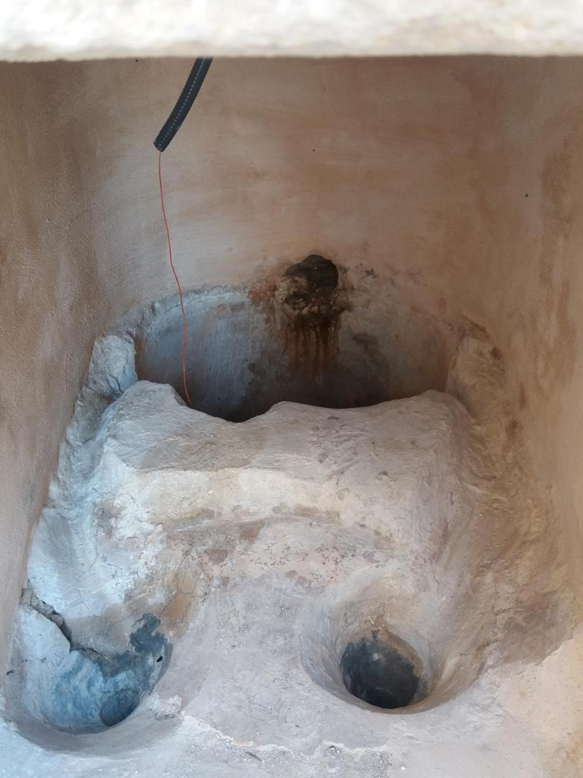 Unas obras sacan a la luz una fuente del siglo XVIII y restos cerámicos en el Casco Antiguo de Xixona