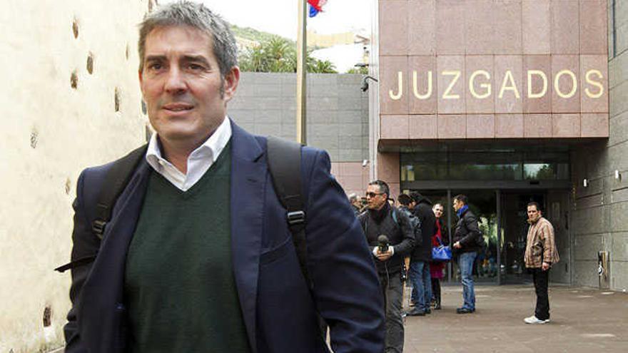 Fernando Clavijo a su salida de los Juzgados de La Laguna tras declarar como imputado en esta causa.