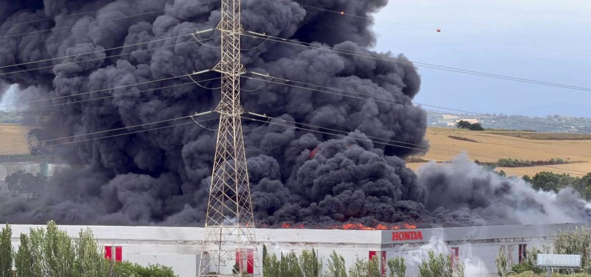 Un incendi devora la icònica planta de Montesa-Honda a Santa Perpètua
