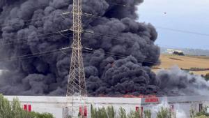 Un incendi devora la icònica planta de Montesa-Honda a Santa Perpètua