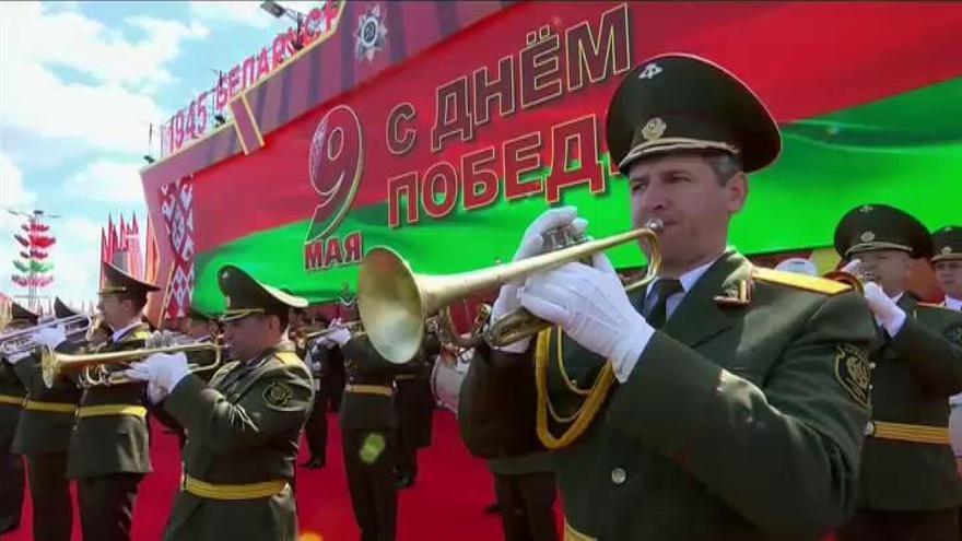 Bielorrusia celebra el Día de la Victoria con un gran desfile sin mascarillas ni distanciamiento