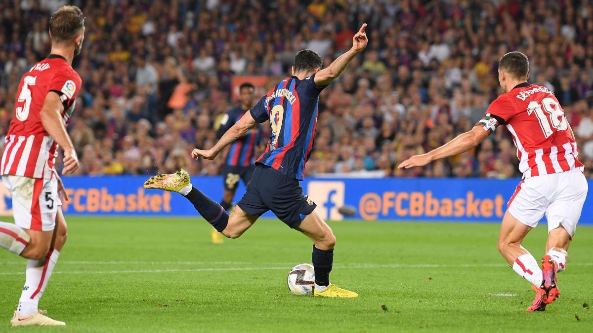 Lewandowski remata a portería durante el Barça-Athletic Club de La Liga 2022/23