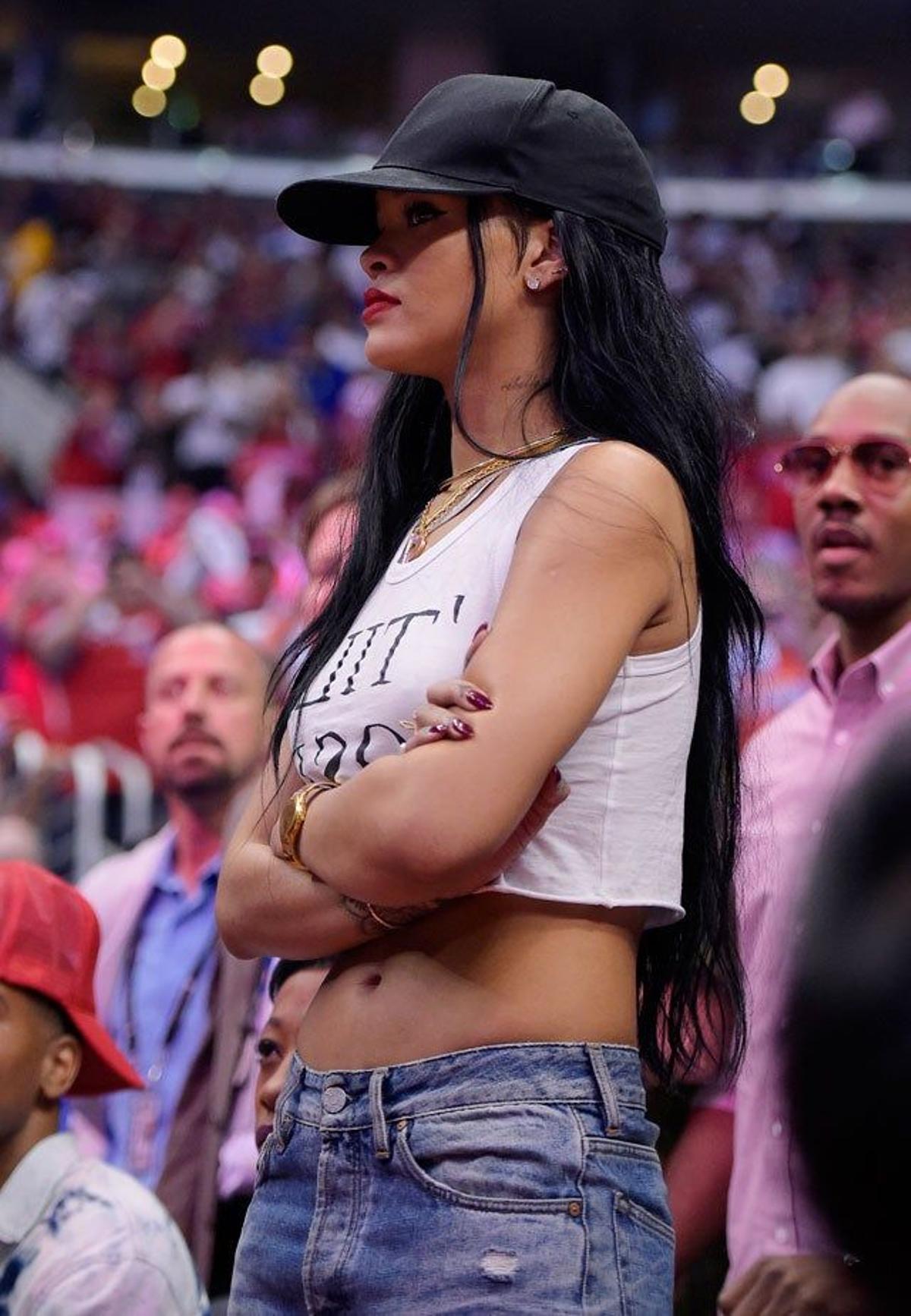 Rihanna disfruta del baloncesto