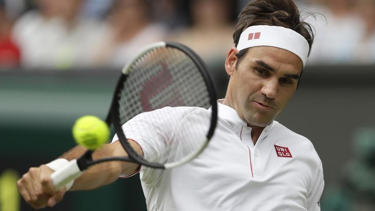 Federer devuelve un revés