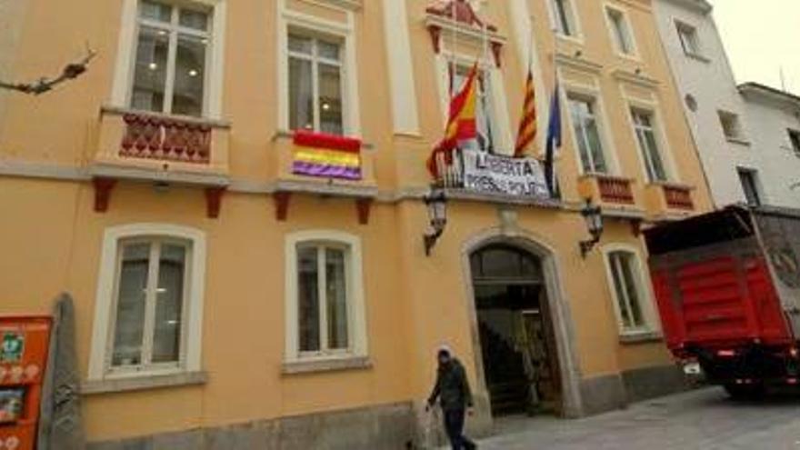 La bandera republicana, penjada a l&#039;ajuntament.