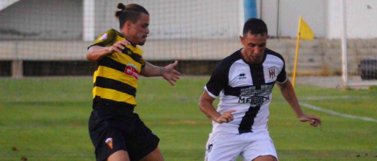 Nando Copete, con el balón, presionado por un jugador del San Roque.