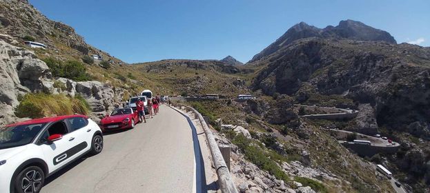 Retenciones kilométricas en sa Calobra por una avería de un bus