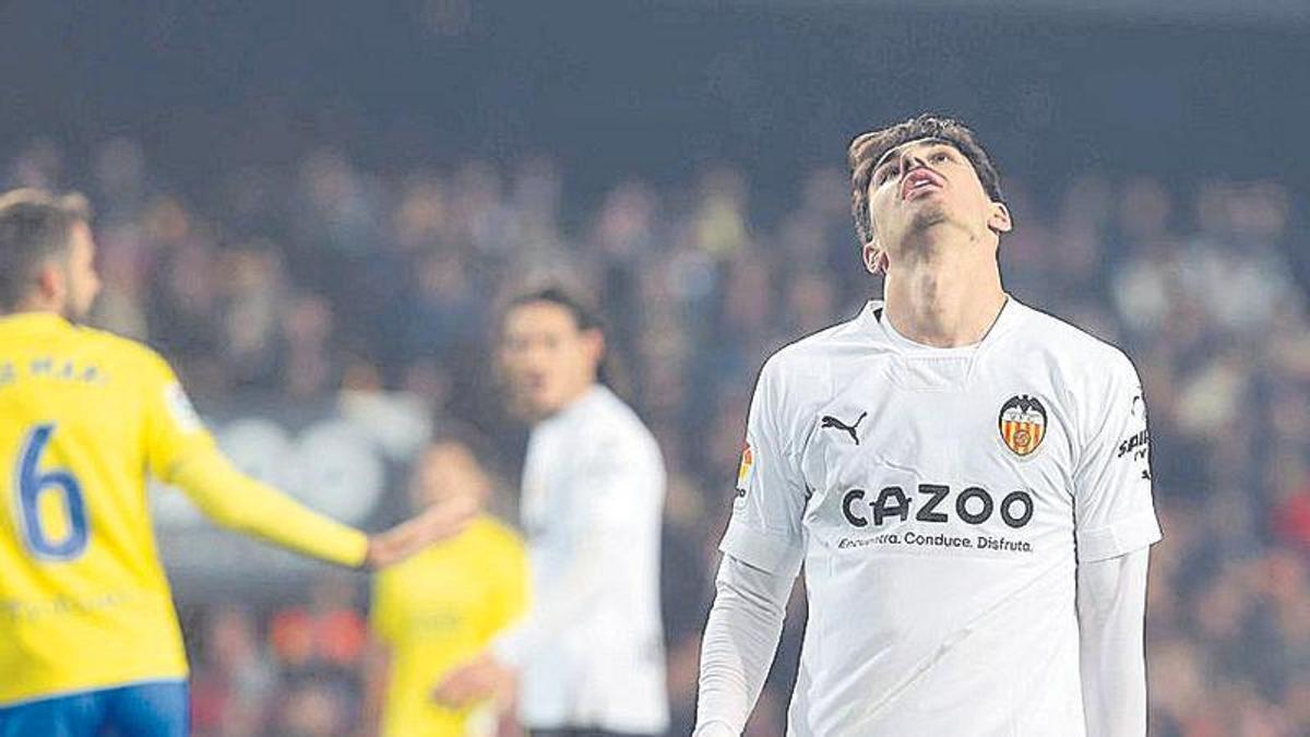 André Almeida se desespera tras una ocasión fallada contra el Cádiz