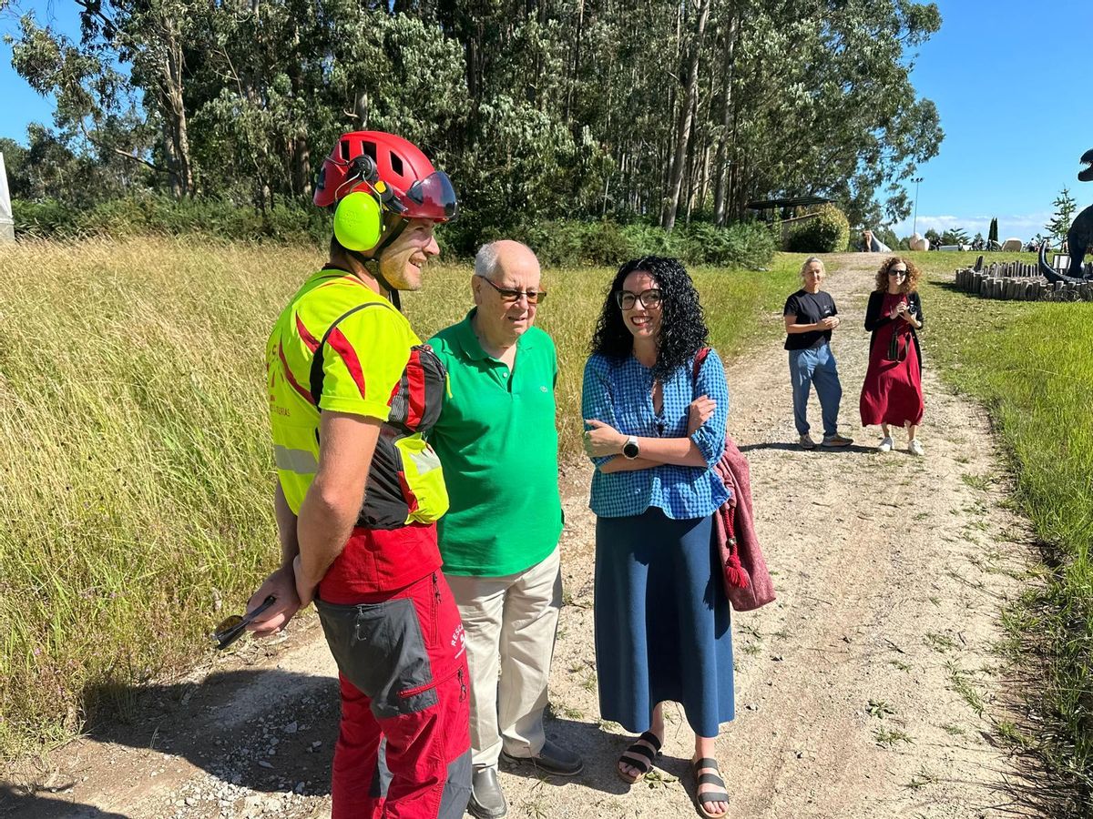 El rescate de los restos fósiles de un gran dinosaurio en los acantilados de Ribadesella.