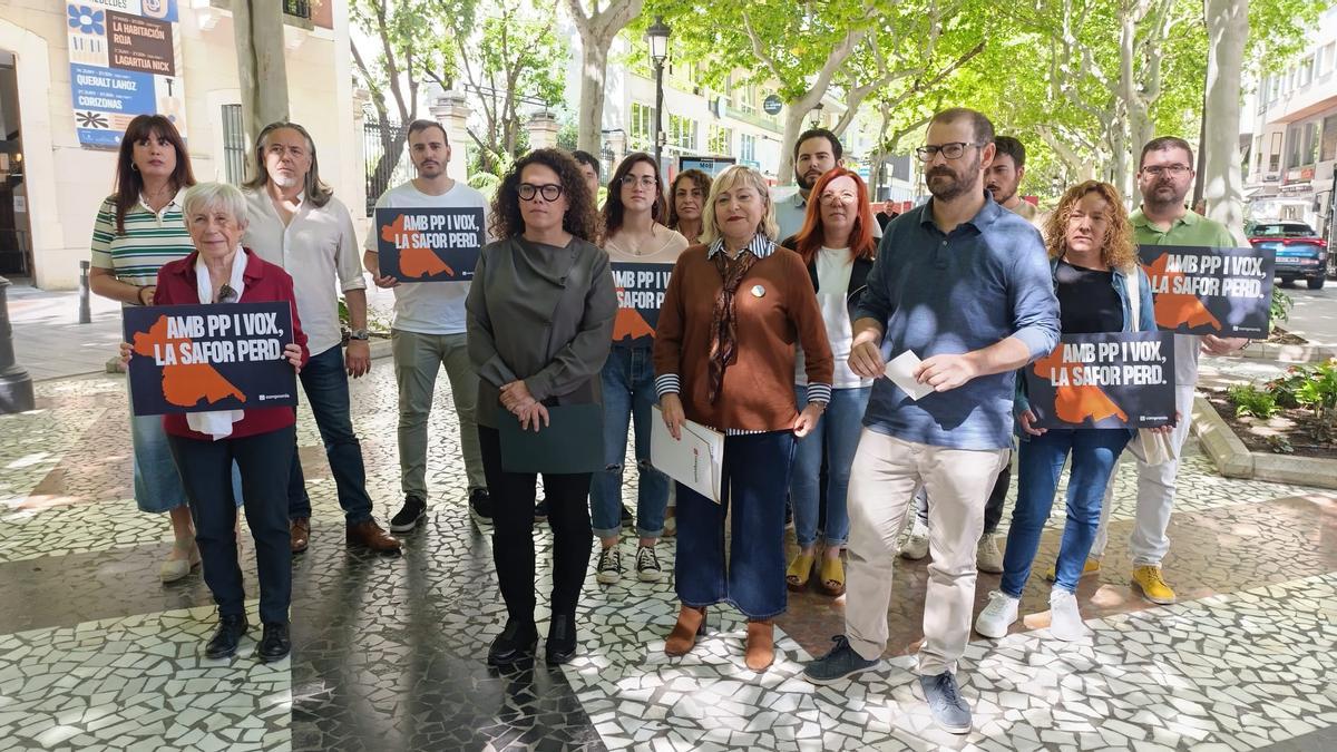 Representantes comarcales de Compromís, junto a la diputada Nathalie Torres, en Gandia.