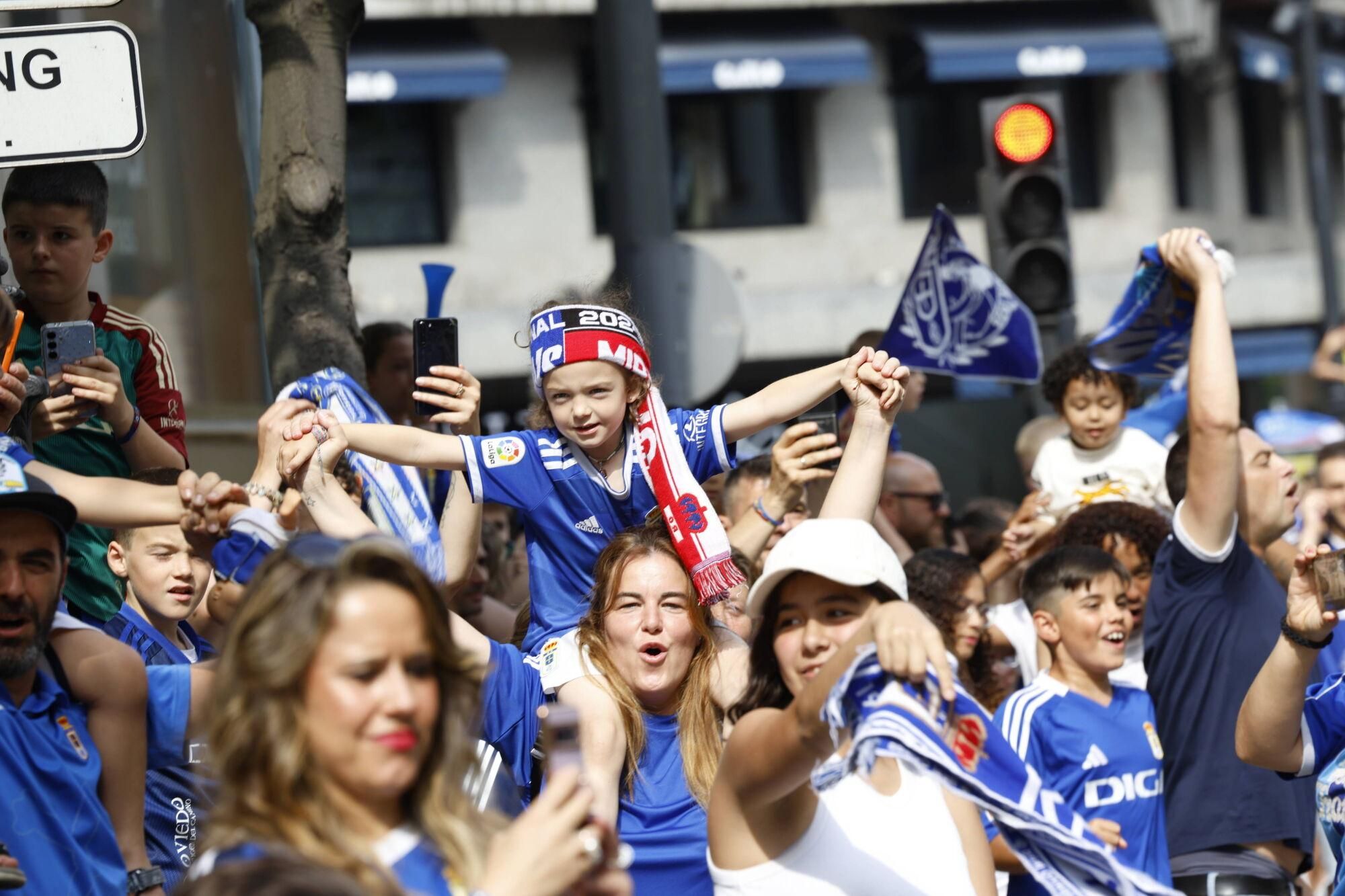 Locura azul en las calles de Oviedo para celebrar el ascenso del equipo a Primera División