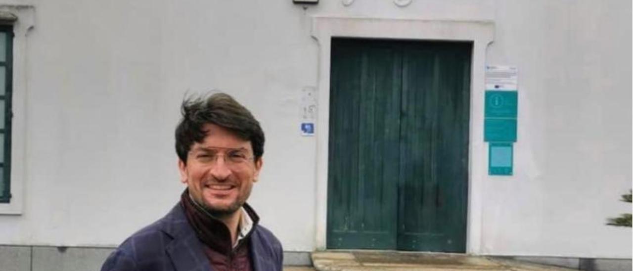 Borja Goday ante la primera fábrica de conservas de Galicia, fundada por su tatarabuelo en A Illa de Arousa.