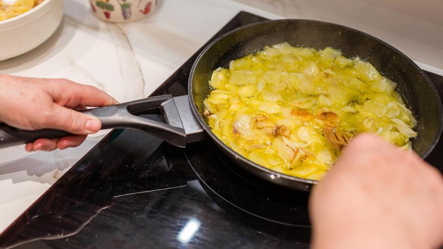 Freír bien las patatas, una de las claves de una buena tortilla.