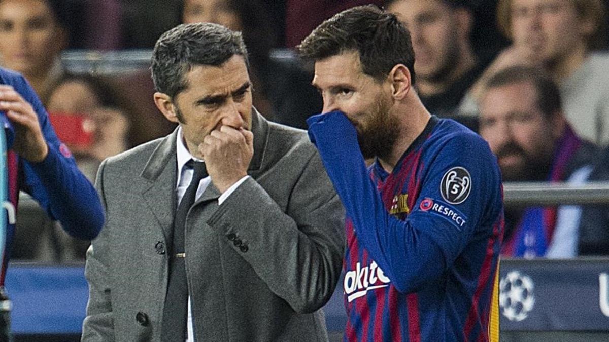 Ernesto Valverde y Leo Messi comparten charla antes de que el argentino saliese a jugar los últimos 30 minutos.