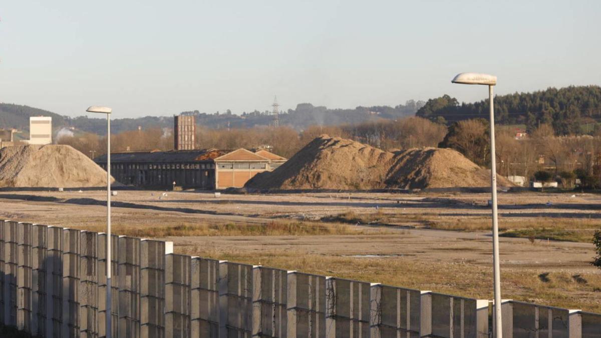 Suelos de las antiguas baterías de coque, tras las demoliciones y con el gasómetro indultado. | R. S.