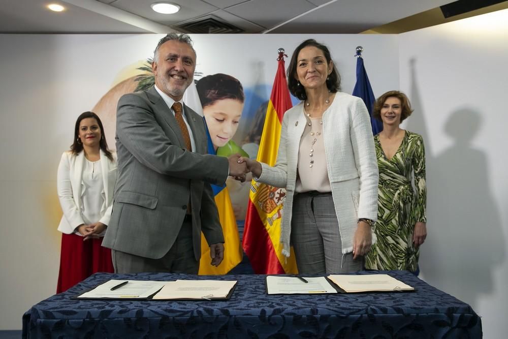 Firma de los 15 millones del convenio de Thomas Cook