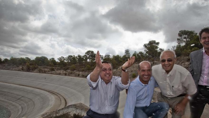 Luis Alted, camisa blanca y gafas ahumadas, el día en el que llegó agua del Júcar al embalse del Rollo en 2012