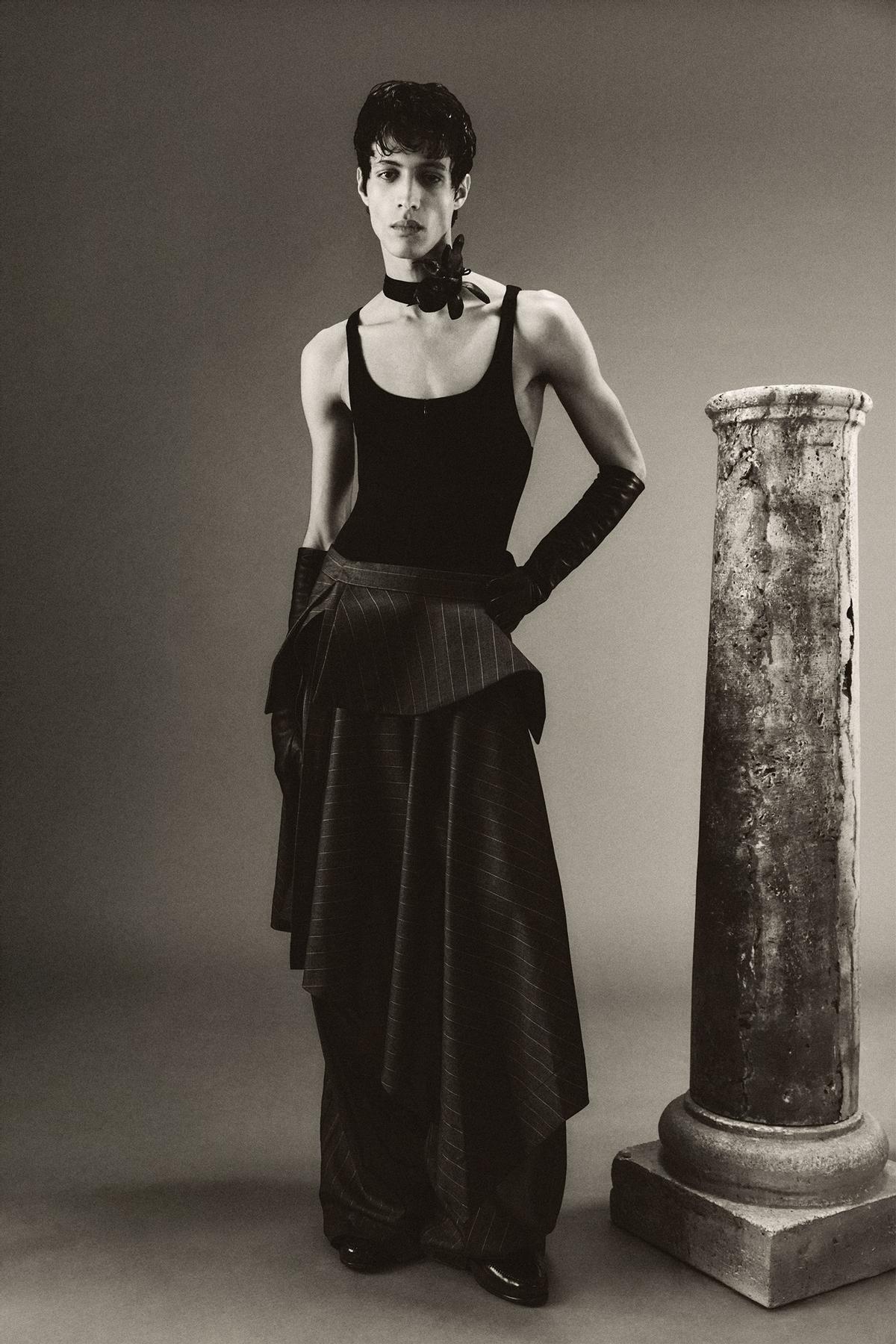 Un modelo, con uno de los diseños de Palomo en su nueva colección 'Limbo'.