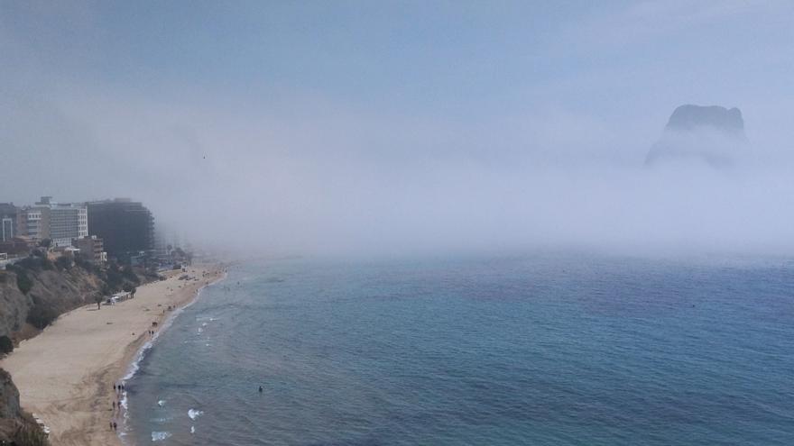 La niebla borra el Penyal d&#039;Ifac de Calp
