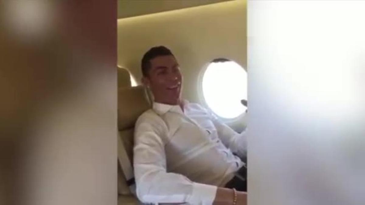 Cristiano Ronaldo, a bordo del ’jet’ privado celebrando con un ¡¡¡siuuuu!!! que el piloto anuncia que está saliendo del aeropuerto que lleva su nombre.