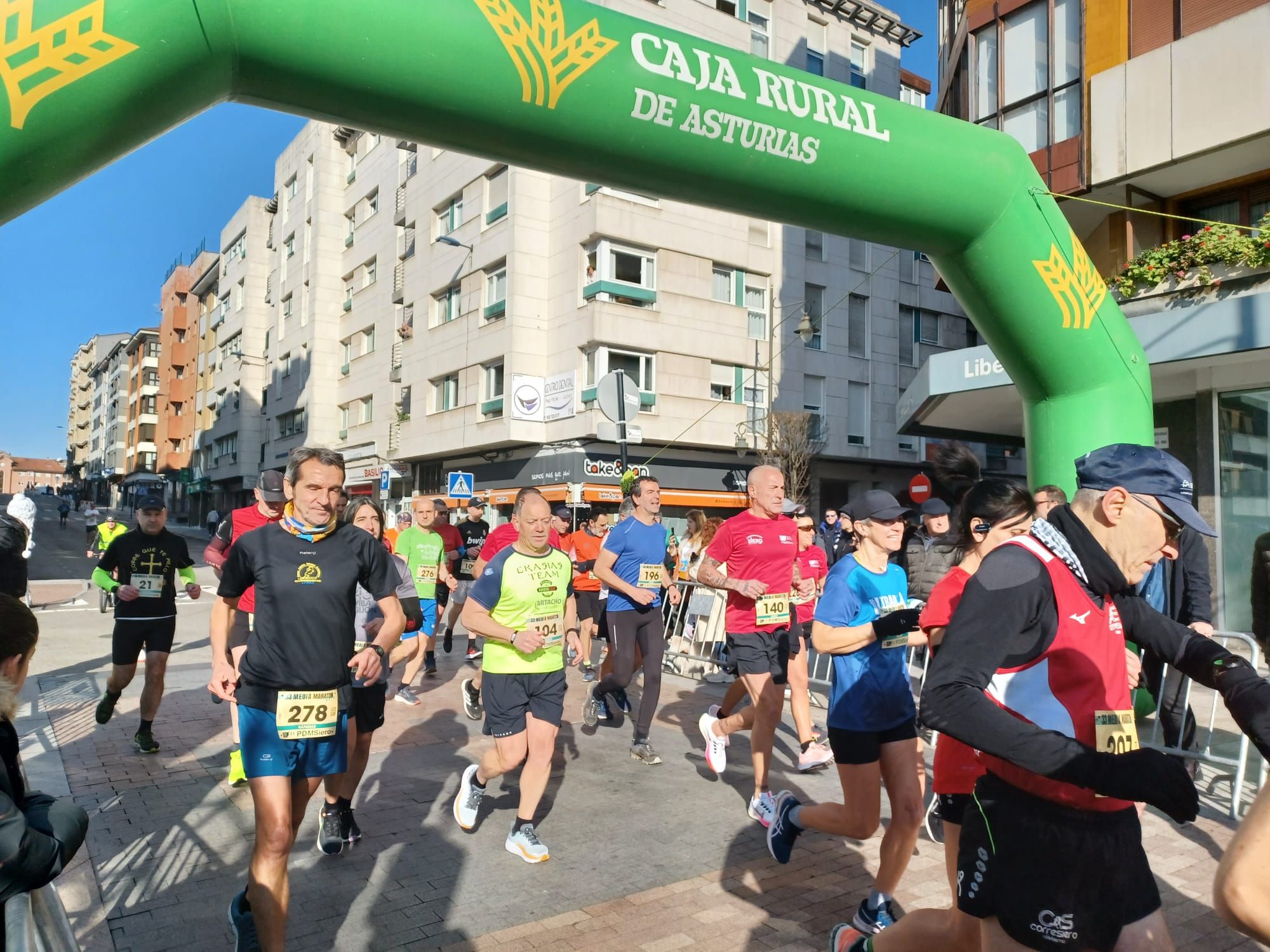 Todas las imágenes de la  XXXIII Media Maratón de Siero: así fue la gran prueba con salida en la Pola