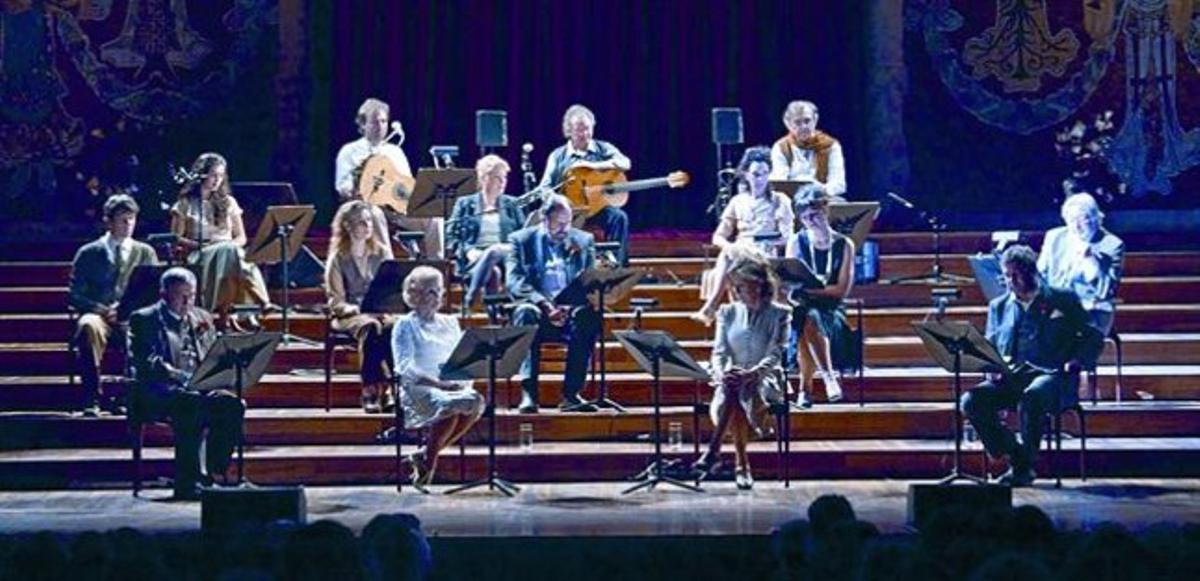 Els actors i músics que van participar en l’homenatge a Josep Maria de Sagarra, ahir a la nit a l’escenari del Palau de la Música.