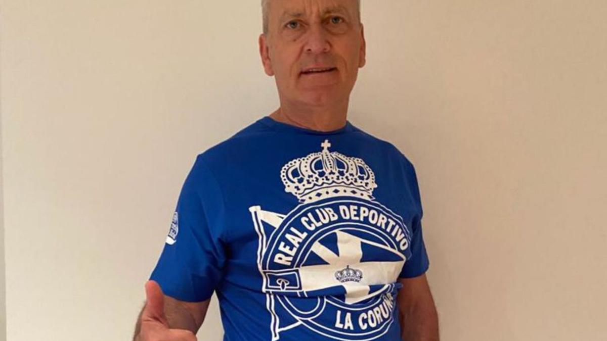 Stoja, con una camiseta con el escudo del Deportivo. |  //LA OPINIÓN