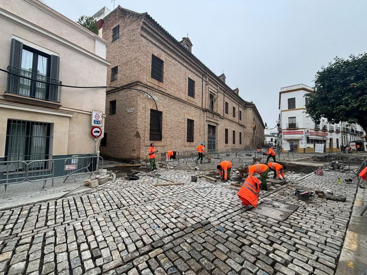 Colocación de adoquines en el entorno del palacio de Las Dueñas