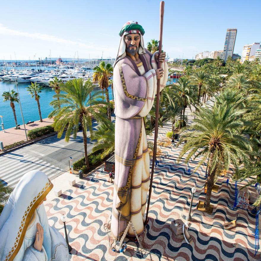 Alicante planta en la Explanada el Belén gigante